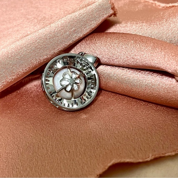 Sophisticated S925 Silver and Fresh Water Pearl Pendant - Picture 4 of 4